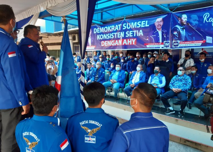 Sekretaris DPC Partai Demokrat Kota Palembang Anton Nurdin saat menyampaikan sikap setia kepada Ketua Umum Partai Demokrat Agus Harimurti Yudhoyono pada apel siaga DPD Partai Demokrat Sumsel, Jumat (12/3/2021). (fornews.co/iwan setiawan)