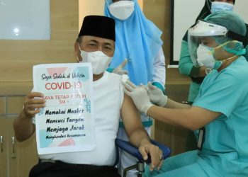 Sekda Muba Apriyadi mendapat suntikan vaksin Covid-19 dosis pertama di RSUD Sekayu, Kamis (4/3/2021). (fornews.co/humas pemkab muba)