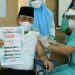 Sekda Muba Apriyadi mendapat suntikan vaksin Covid-19 dosis pertama di RSUD Sekayu, Kamis (4/3/2021). (fornews.co/humas pemkab muba)