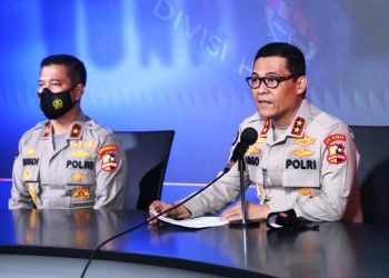Kadiv Humas Polri Irjen Argo Yuwono didampingi Karo Penmas Divisi Humas Polri Brigjen Rusdi Hartono memberikan keterangan pers mengenai peristiwa dugaan bom bunuh diri di Makassar, Minggu (28/3/2021). (fornews.co/humas polri) 