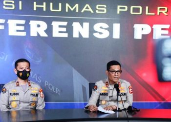 Kadiv Humas Polri Irjen Argo Yuwono didampingi Karo Penmas Divisi Humas Polri Brigjen Rusdi Hartono memberikan keterangan pers mengenai peristiwa bom bunuh diri di Makassar yang terjadi Minggu (28/3/2021). (fornews.co/humas polri)