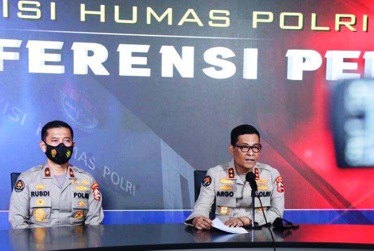 Kadiv Humas Polri Irjen Argo Yuwono didampingi Karo Penmas Divisi Humas Polri Brigjen Rusdi Hartono memberikan keterangan pers mengenai peristiwa bom bunuh diri di Makassar yang terjadi Minggu (28/3/2021). (fornews.co/humas polri)