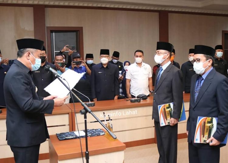 Bupati Lahat, Cik Ujang saat melantik Kepala Dinas Kesehatan dan Kepala Badan Penelitian dan Pengembangan Daerah, Jumat (12/3/2021). (fornews.co/foto: diskominfo lahat) 