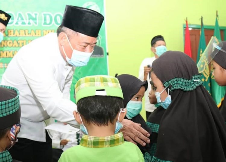 Bupati Lahat, Cik Ujang, membagikan hadiah kepada para pemenang lomba melukis dan membaca ayat-ayat pendek pada Peringatan Hari Lahir ke-95 NU dan Hari Lahir ke-74 Muslimat NU di Sekretariat NU Lahat, Kamis (11/3/2021). (fornews.co/foto: diskominfo lahat)