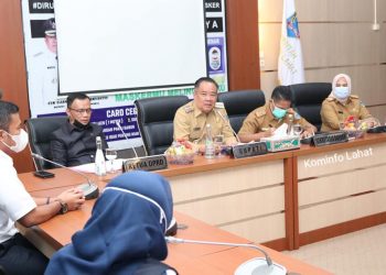 Bupati Lahat, Cik Ujang didampingi Ketua DPRD Fitrizal Homizi, saat berbicara di hadapan jajaran PT KAI,di Ops Room Sekretariat Pemkab Lahat, Senin (1/3/2021). (fornews.co/foto: diskominfo lahat)