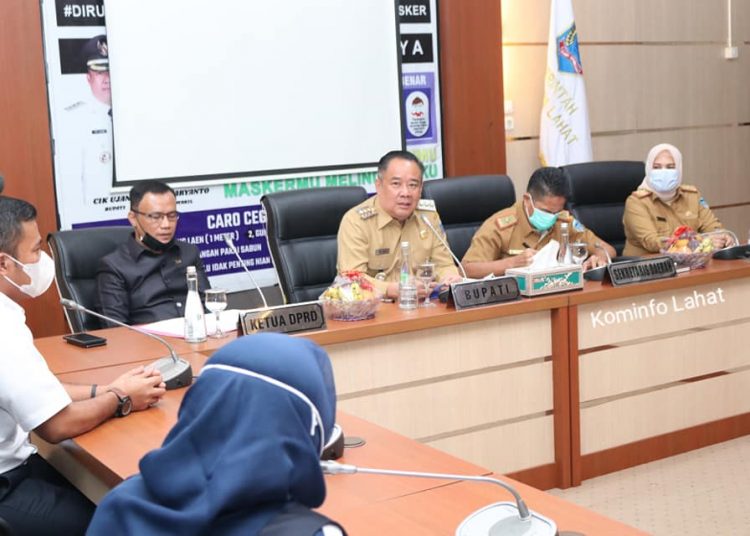 Bupati Lahat, Cik Ujang didampingi Ketua DPRD Fitrizal Homizi, saat berbicara di hadapan jajaran PT KAI,di Ops Room Sekretariat Pemkab Lahat, Senin (1/3/2021). (fornews.co/foto: diskominfo lahat)