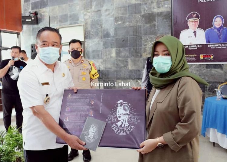 Bupati Lahat, Cik Ujang menerima buku Senandika, pada acara Launching Buku Senandika, Peluncuran Antologi bersama Cerpen dan Puisi, di Gedung Pertemuan Pemkab Lahat, Rabu (3/3/2021).(fornews.co/diskominfo lahat)