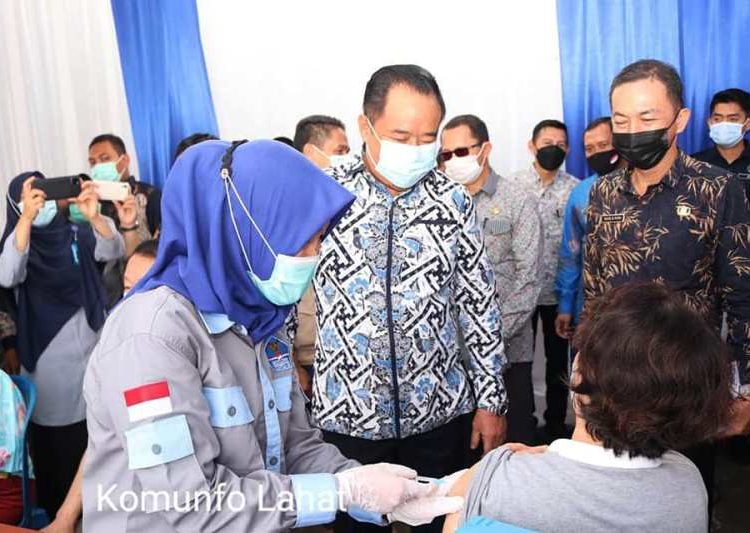 Bupati Lahat Cik Ujang meninjau pelaksanaan vaksinasi kepada para pedagang di Pasar Lematang, Kamis (18/3/2021). (fornews.co/kominfo lahat)