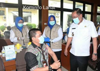 Bupati Lahat Cik Ujang meninjau langsung vaksinasi Covid-19 kepada pegawai Pemkab Lahat di Gedung Pertemuan Pemkab Lahat, Rabu (17/3/2021). (fornews.co/kominfo lahat)