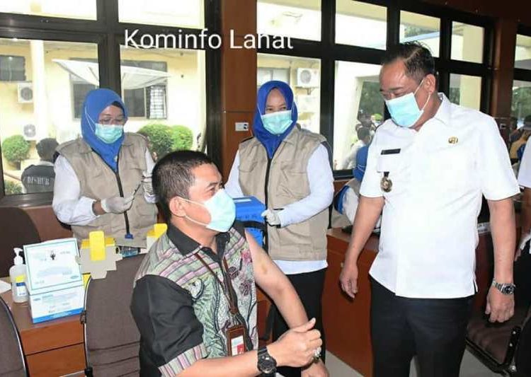 Bupati Lahat Cik Ujang meninjau langsung vaksinasi Covid-19 kepada pegawai Pemkab Lahat di Gedung Pertemuan Pemkab Lahat, Rabu (17/3/2021). (fornews.co/kominfo lahat)