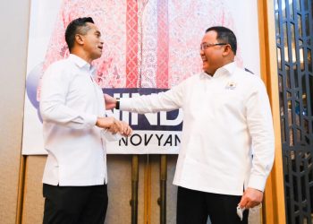 Wakil Ketua Umum KADIN Pusat Indonesia, Anindya Novyan Bakri dan Ketua Umum KADIN Sumsel, Dodi Reza Alex, disela-sela pelantikan pengurus KADIN Provinsi Sumsel Periode 2020-2025 di Hotel Santika Premiere Bandara, Kamis (25/03/2021).(fornews.co/humas pemkab muba) 