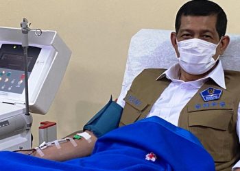 Ketua Satgas Penanganan Covid-19 Doni Monardo saat mendonorkan plasma konvalesen di Markas PMI Kramat Raya, Jakarta Pusat, Senin (1/3/2021). (fornews.co/stpc19)