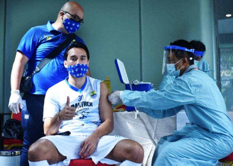 Striker Persib Bandung Ezra Walian mendapatkan suntikan vaksin Covid-19 di Hotel Grand Mercure, Yogyakarta, Jumat (26/3/2021). (fornews.co/pssi)