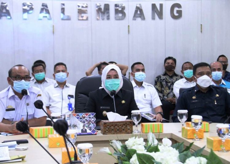 Wakil Wali Kota Palembang Fitrianti Agustinda saat memimpin rapat koordinasi kedua bersama PT Pertamina Gas dan stakeholder terkait, di Ruang Rapat Bappeda Litbang Palembang, Rabu (17/3/2021). (fornews.co/bakohumas palembang)
