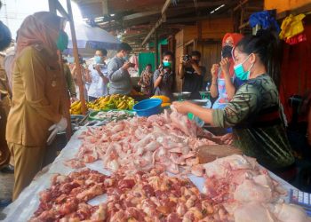 Wakil Wali Kota Palembang Fitrianti Agustinda saat melakukan Sidak ke Pasar Tangga Buntung, Selasa (23/3/2021). (fornews.co/bakohumas palembang)