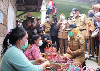Wakil Wali Kota Palembang Fitrianti Agustinda saat mengunjungi perajin tas anyaman di Kelurahan Bagus Kuning, Kecamatan Plaju, Senin (1/3/2021). (fornews.co/bakohumas palembang)