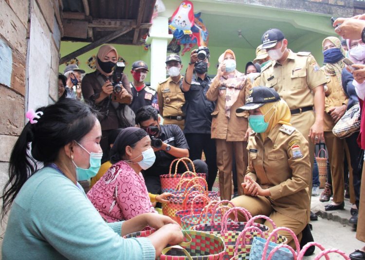 Wakil Wali Kota Palembang Fitrianti Agustinda saat mengunjungi perajin tas anyaman di Kelurahan Bagus Kuning, Kecamatan Plaju, Senin (1/3/2021). (fornews.co/bakohumas palembang)