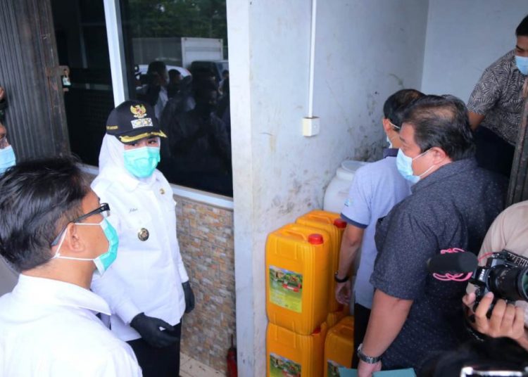 Wakil Wali Kota Palembang Fitrianti Agustinda mendatangi distributor obat hewan di Jalan Soekarno Hatta untuk menelusuri sumber formalin yang digunakan pedagang ikan giling di Pasar Tangga Buntung, Rabu (24/3/2021). (fornews.co/bakohumas palembang)