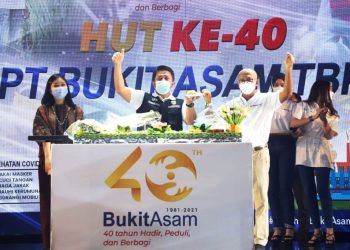 Gubernur Sumsel Herman Deru mendapatkan potongan tumpeng dari Dirut PT Bukit Asam Tbk pada peringatan HUT ke-40 PT Bukit Asam Tbk yang digelar di Gedung Serbaguna Bukit Asam, Tanjung Enim, Selasa (2/3/2021). (fornews.co/humas provinsi sumsel)