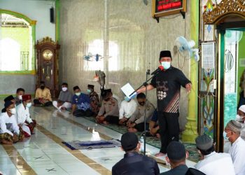 Gubernur Sumsel Herman Deru menyampaikan sambutan saat melakukan safari Jumat di Masjid Jami' Gandus Jalan TPH Sofyan Kenawas, Kecamatan Gandus, Palembang, Jumat (19/3/2021). (fornews.co/humas provinsi sumsel)