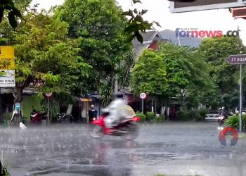 ILUSTRASI. Seorang pengendara melaju di tengah hujan es dan kilat yang melanda Jogja pada Rabu (3/3/2021). (foto fornews.co/adam)