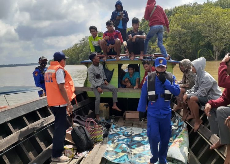 Petugas gabungan saat melakukan evakuasi terhadap perahu yang mengalami kecelakaan tunggal akibat diterjang ombak di Perairan Lopak Tanjung Serai, Kecamatan Banyuasin II, Kabupaten Banyuasin, Sumsel. Foto: Fornews.co/Istimewa