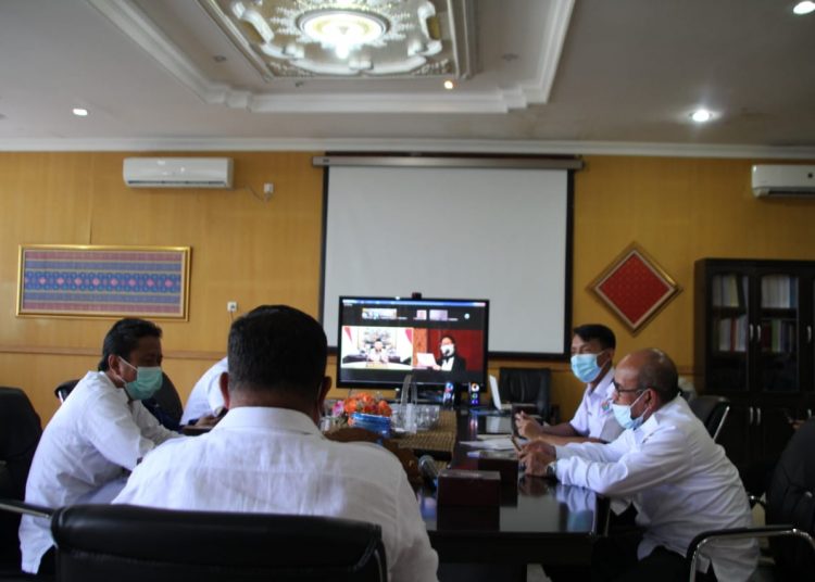 Sekda OKI, H Husin saat menghadiri rapat koordinasi bersama Wakil Presiden secara virtual, Kamis (04/03). (fornews.co / IST)