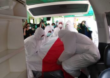 Bupati Kuryana Azis saat dibawa ke rumah duka. Foto: Istimewa/Fornews.co