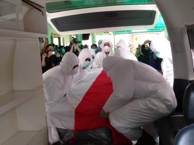 Bupati Kuryana Azis saat dibawa ke rumah duka. Foto: Istimewa/Fornews.co