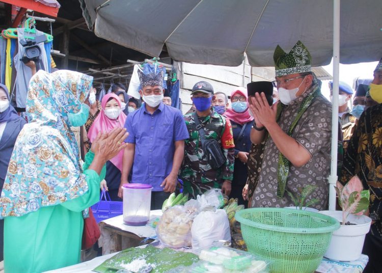 Bupati Dodi Reza Alex Noerdin saat melakukan blusukan ke pasar tradisional, Jumat (12/03). (fornews.co / Humas Pemkab Muba)