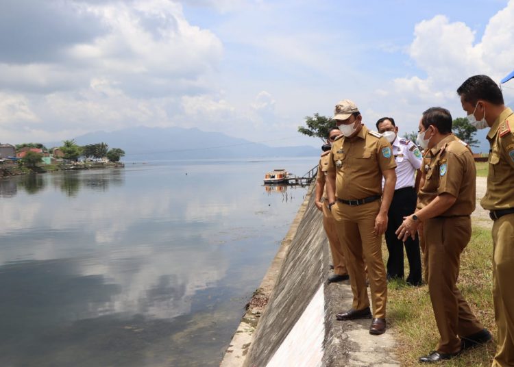 Bupati OKU Selatan, Popo Ali Martopo saat meninjau lokasi perhelatan Porprov Sumsel 2021 di Kabupaten OKU Selatan, Senin (15/03). (fornews.co / IST)