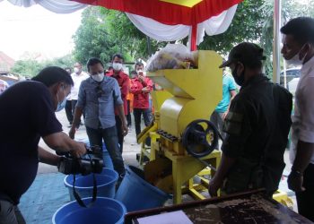 Manajemen PT Revorma Sagara Artha saat melakukan demo mesin pengolah sampah sampai dengan zero waste dengan output biomass yang berlangsung di Dinas Lingkungan Hidup (DLH) Kabupaten Muba, Kamis (18/3/2021). (fornews.co/humas pemkab muba)