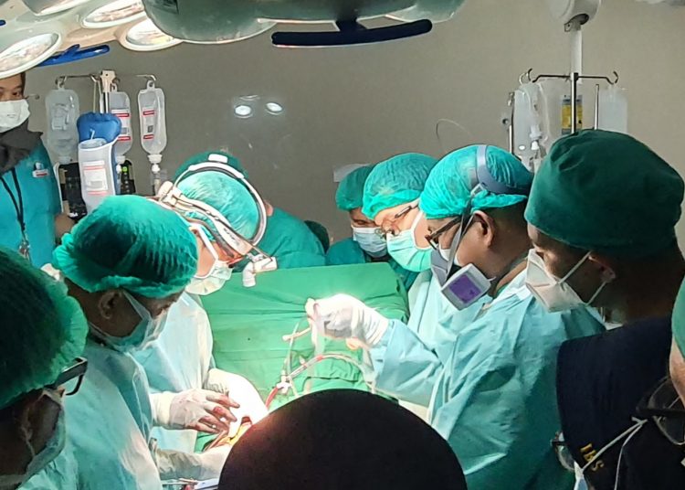 Tim dokter RSUD Sekayu kembali melakukan operasi jantung terbuka kepada dua pasien, Sabtu (27/3/2021). (fornews.co/humas pemkab muba)