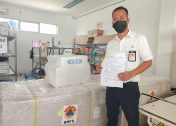 Seorang petugas menunjukkan bukti terima pengiriman alat kesehatan EMCO dari BNPB kepada RSUD Sekayu, Senin (29/3/2021). (fornews.co/humas pemkab muba)