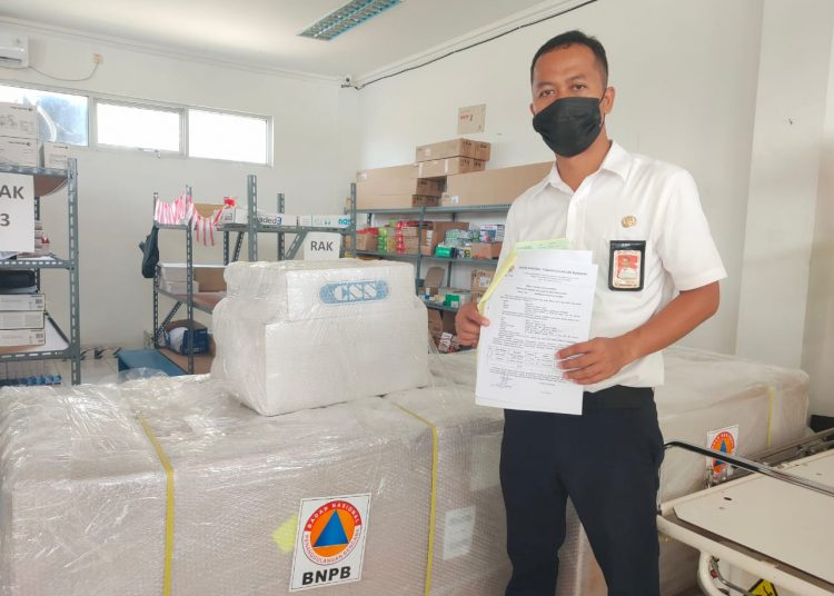Seorang petugas menunjukkan bukti terima pengiriman alat kesehatan EMCO dari BNPB kepada RSUD Sekayu, Senin (29/3/2021). (fornews.co/humas pemkab muba)
