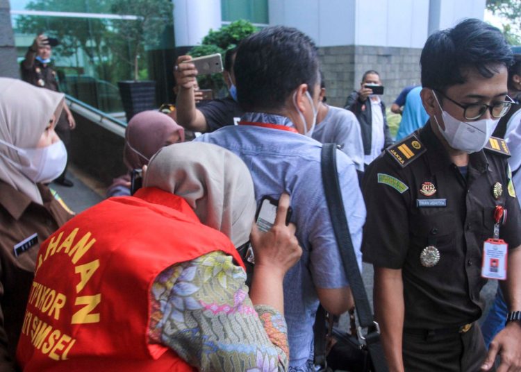 Salah satu tersangka dugaan Tipikor Pembangunan Masjid Sriwijaya. Foto: Istimewa/Fornews.co