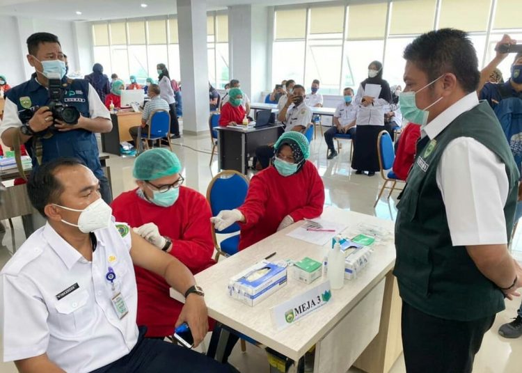 Gubernur Sumsel Herman Deru meninjau vaksinasi dosis pertama bagi tenaga pendidikan yang dilaksanakan di RSUD Siti Fatimah, Rabu (17/3/21). (fornews.co/ist/Humas Pemprov Sumsel)