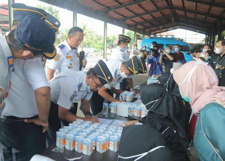 Ratusan pegawai Dinas Perhubungan Kota Palembang, termasuk Kepala Dinas dan Sekretaris Dinas melaksanakan tes urine, Senin (29/03/21). (fornews.co/ist/instagram @palembang.dishub)
