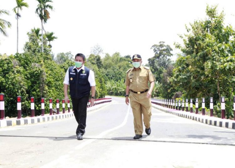 Bupati OKU Kuryana Azis saat mendampingi Gubernur Sumsel Herman Deru meninjau salah satu infrastruktur di Kabupaten OKU, Selasa (19/1/2021). (fornews.co/humas provinsi sumsel)