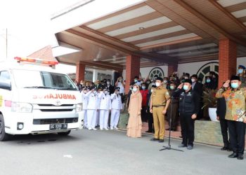 Gubernur Sumsel Herman Deru dan pejabat di Sumsel serta Kabupaten OKU memberikan penghormatan terakhir kepada Bupati OKU Kuryana Azis yang meninggal dunia, Senin (8/3/2021). (fornews.co/humas provinsi sumsel)
