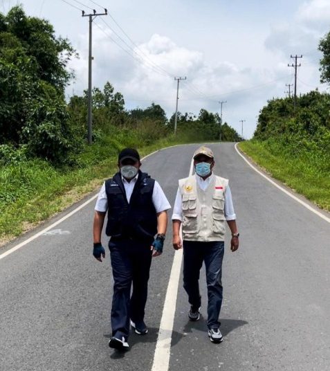 Gubernur Sumsel Herman Deru bersama Bupati Lahat Cik Ujang berjalan di ruas jalan Lingkar Luar Kota Lahat yang dibangun dengan APBD Provinsi Sumsel dan diresmikan bersama infrastruktur lainnya di Kabupaten Lahat, Sabtu (13/3/2021). (fornews.co/humas provinsi sumsel)