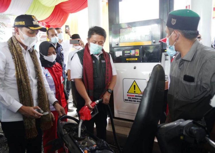 Gubernur Sumsel Herman Deru mengisi BBM ke sepeda motor warga saat peresmian SPBBM Tahap Pertama atau Pertashop Pertamina di Ponpes Al-Ittifaqiah Indralaya, Kabupaten Ogan Ilir, Rabu (17/3/2021). (fornews.co/humas provinsi sumsel)