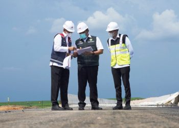 Gubernur Sumsel Herman Deru didampingi Bupati Ogan Ilir Panca Wijaya Akbar menyimak penjelasan dari Project Director PT Hutama Karya Hasan Turcahyo mengenai progres pembangunan jalan tol Indraprabu, Rabu (17/3/2021). (fornews.co/humas provinsi sumsel)
