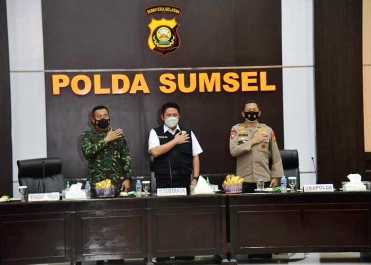 Gubernur Sumsel Herman Deru bersama Kapolda Sumsel Irjen Eko Indra Heri dan Pangdam II/ Sriwijaya Mayjen TNI Agus Suhardi saat menyaksikan launching nasional Electronic Traffic Law Enforcement (e-TLE) di 12 provinsi secara virtual dari Gedung Promoter Polda Sumsel, Selasa (23/3/2021). (fornews.co/humas provinsi sumsel)