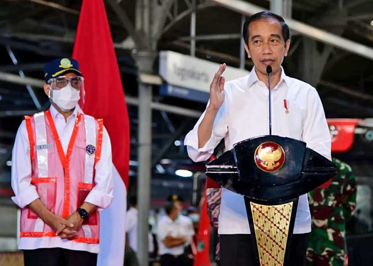 PRESIDEN Joko Widodo meresmikan pengoperasian Kereta Rel Listrik (KRL) lintas Yogya-Solo, di Stasiun Tugu Yogyakarta, Senin (1/3/2021). (foto fornews.co/biro pers, media, dan informasi sekretariat presiden)
