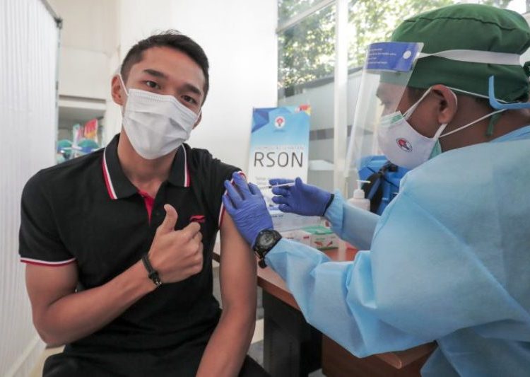 Atlet bulutangkis tunggal putra Indonesia Jonatan Christie menjalani penyuntikan dosis kedua vaksin Covid-19 di RS Olahraga Nasional, Jumat (12/3/2021). (fornews.co/bkpm kemenkes)