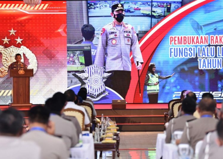 Kapolri Jenderal Listyo Sigit Prabowo memberi pengarahan saat membuka Rakornis Fungsi Lalu Lintas tahun 2021 di Serpong, Kota Tangerang Selatan, Rabu (10/3/2021). (fornews.co/humas polri)