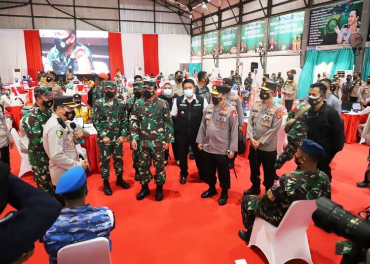 Panglima TNI Marsekal Hadi Tjahjanto, Kapolri Jenderal Listyo Sigit Prabowo, dan Gubernur Sumsel Herman Deru memantau pelaksanaan vaksinasi massal anggota TNI - Polri di wilayah Sumsel yang dilaksanakan di Gedung Warsito Komplek Pakri Palembang, Kamis (4/3/2021). (fornews.co/humas provinsi sumsel)