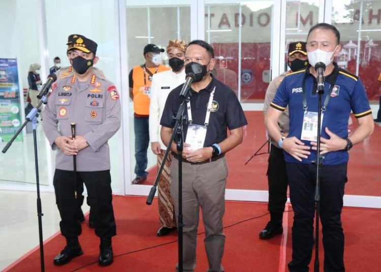 Kapolri Jenderal Listyo Sigit Prabowo bersama Menpora RI Zainudin Amali dan Ketua Umum PSSI Mochamad Iriawan memberikan keterangan usai meninjau protokol kesehatan pada Piala Menpora 2021 di Stadion Manahan Solo, Kamis (25/3/2021). (fornews.co/humas polri)