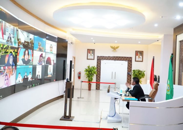 Gubernur Sumatera Selatan Herman Deru menghadiri verifikasi lapangan dari KemenPPPA secara daring dari Sumsel Command Center, Senin (15/3/2021). (fornews.co/Diskominfo Sumsel)